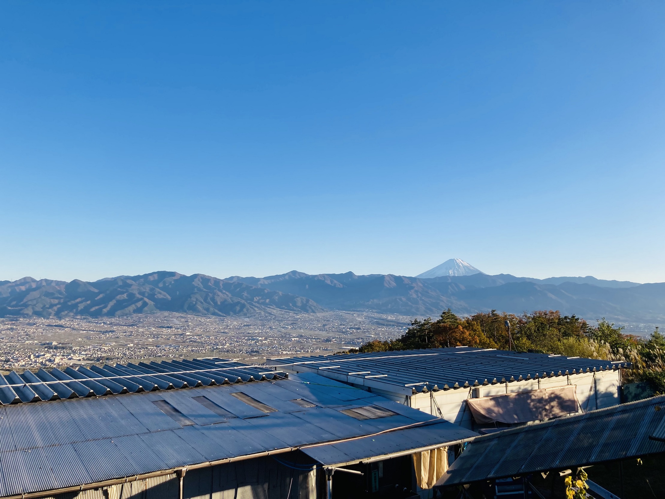 ほったらかし温泉から見る甲府盆地と富士山