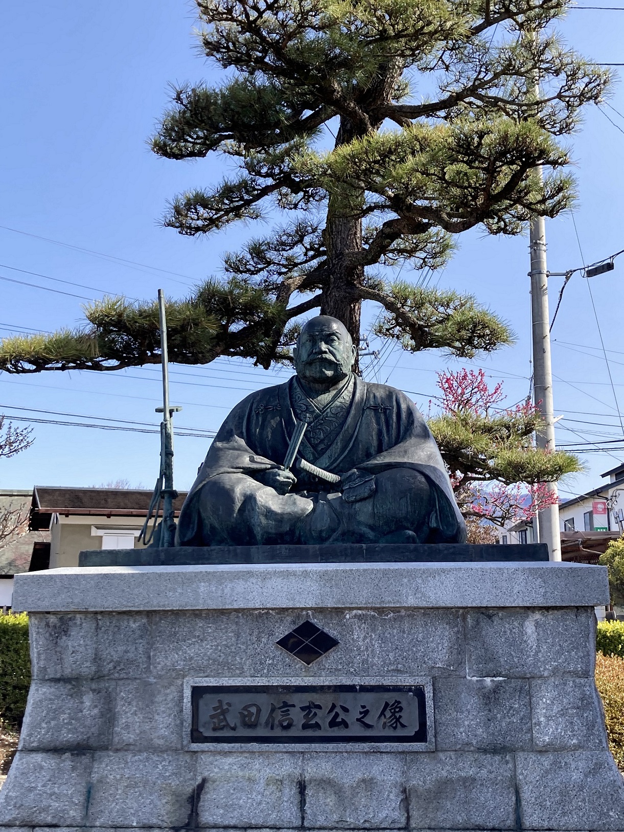 塩山駅前の武田信玄公の像