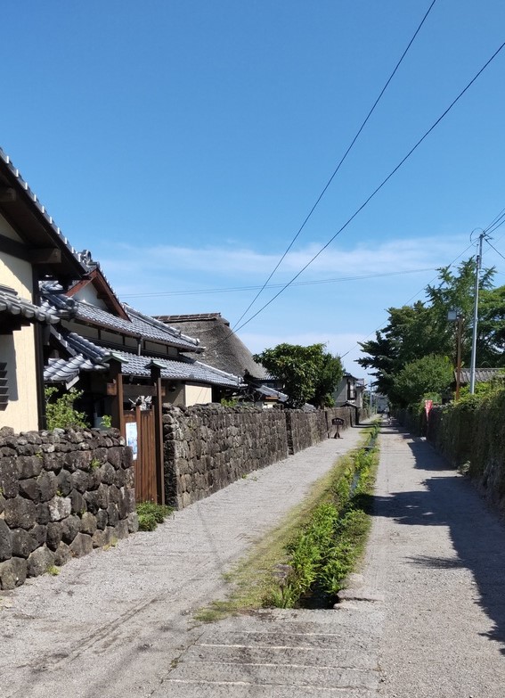 道の中央に水路のある武家屋敷