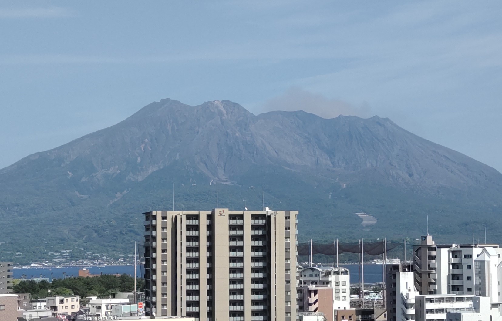 鹿児島市の街並みと桜島