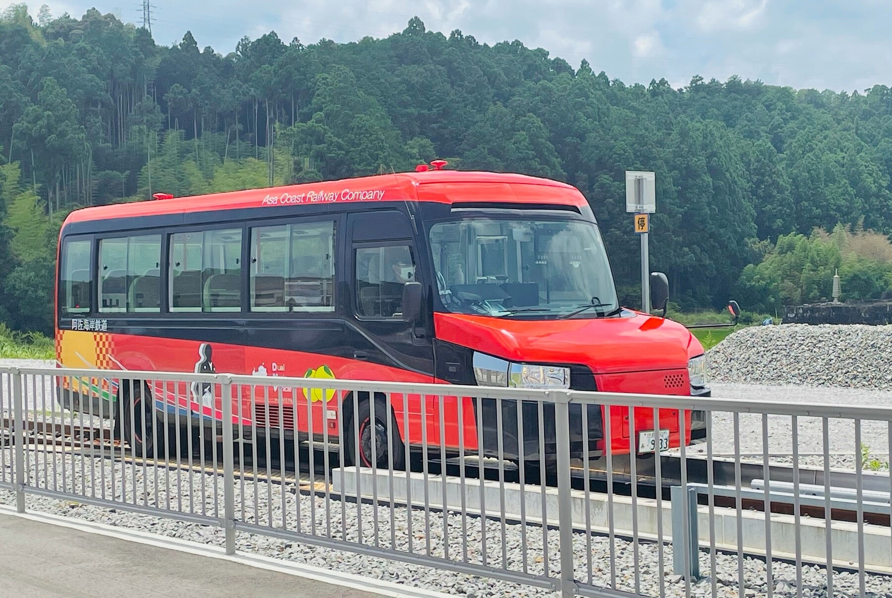 世界初・線路も道路も走る「DMV（デュアルモードビークル）」