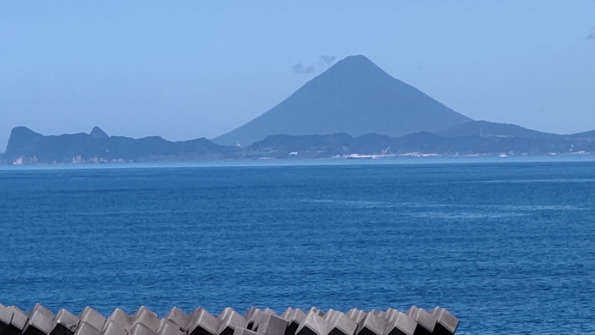 大隅半島から見る開聞岳