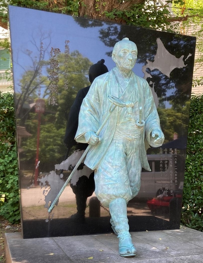 富岡八幡宮境内にある伊能忠敬像