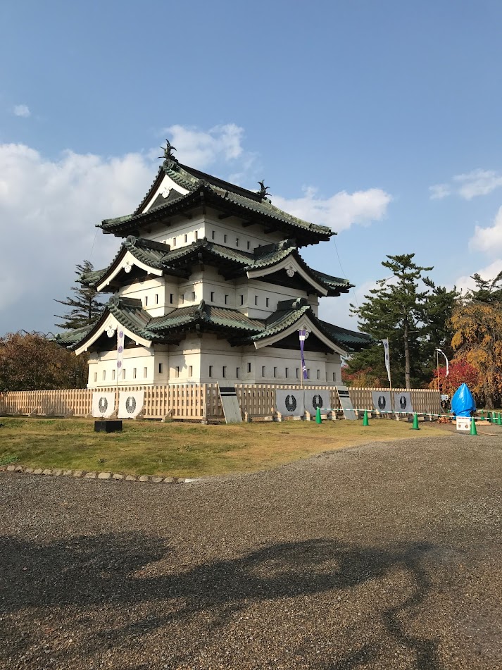 改修のため移動した弘前城天守