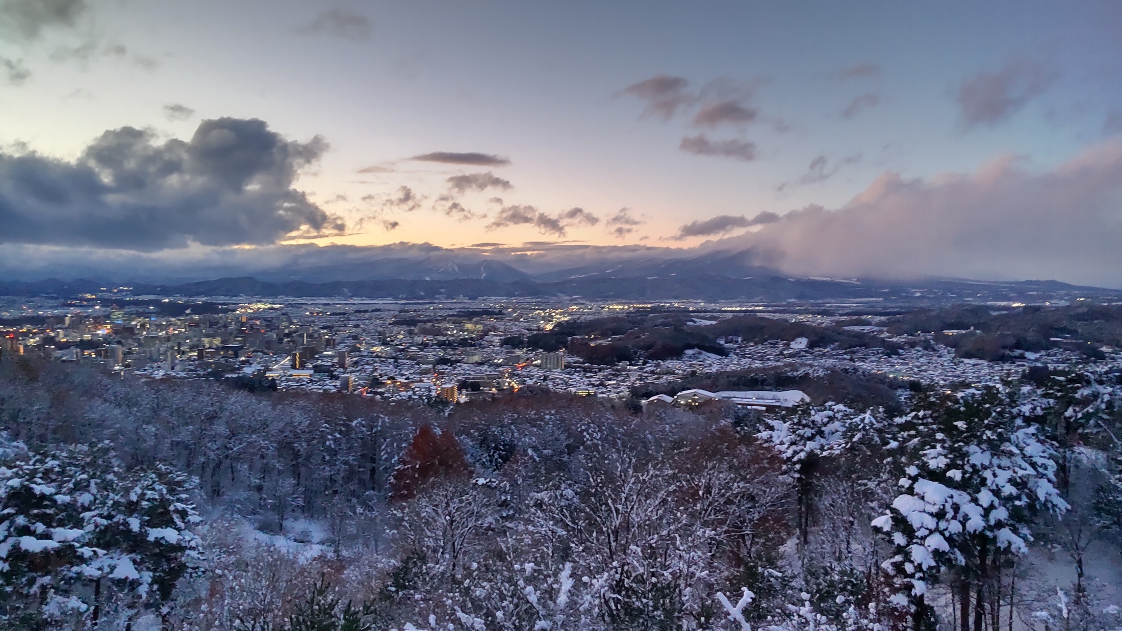 初冬の岩山公園から見た盛岡市街の夕景