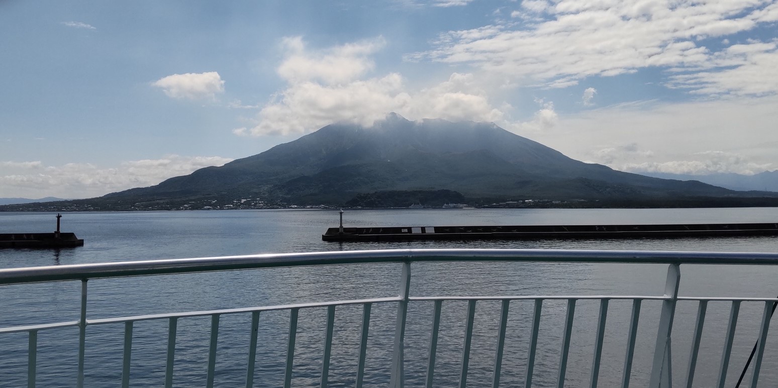 桜島フェリーから桜島を望む