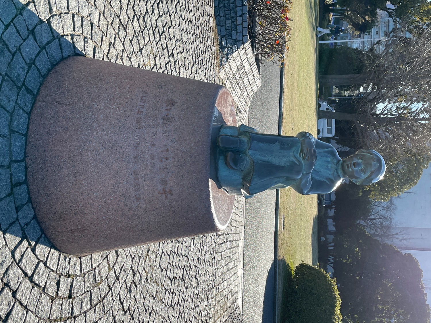 山下公園の赤い靴はいてた女の子像