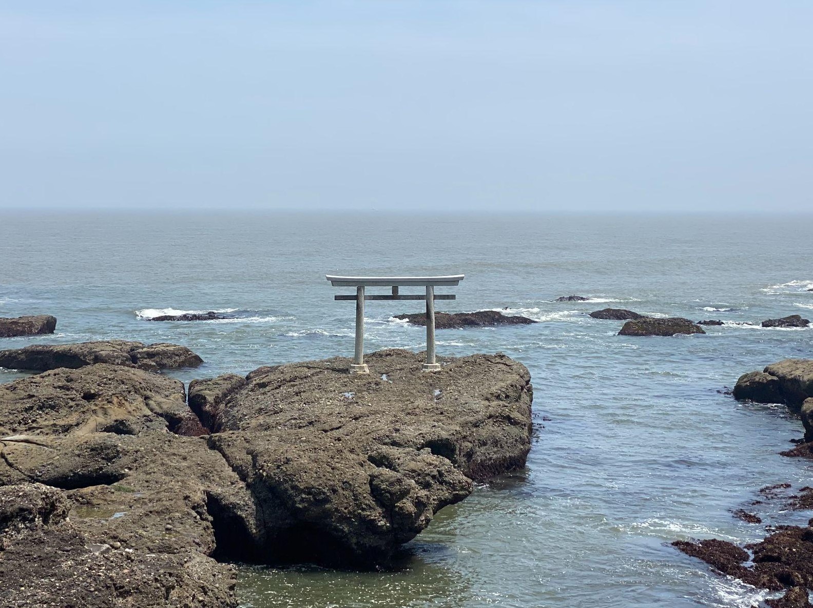 大洗海岸の岩礁に立つ神磯の鳥居