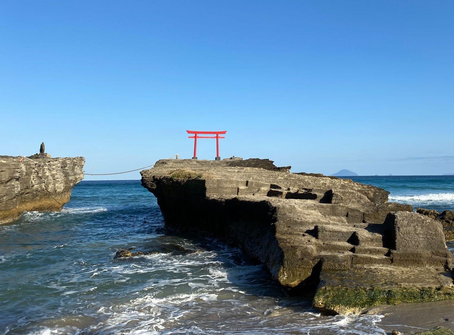 白浜神社の海岸の鳥居