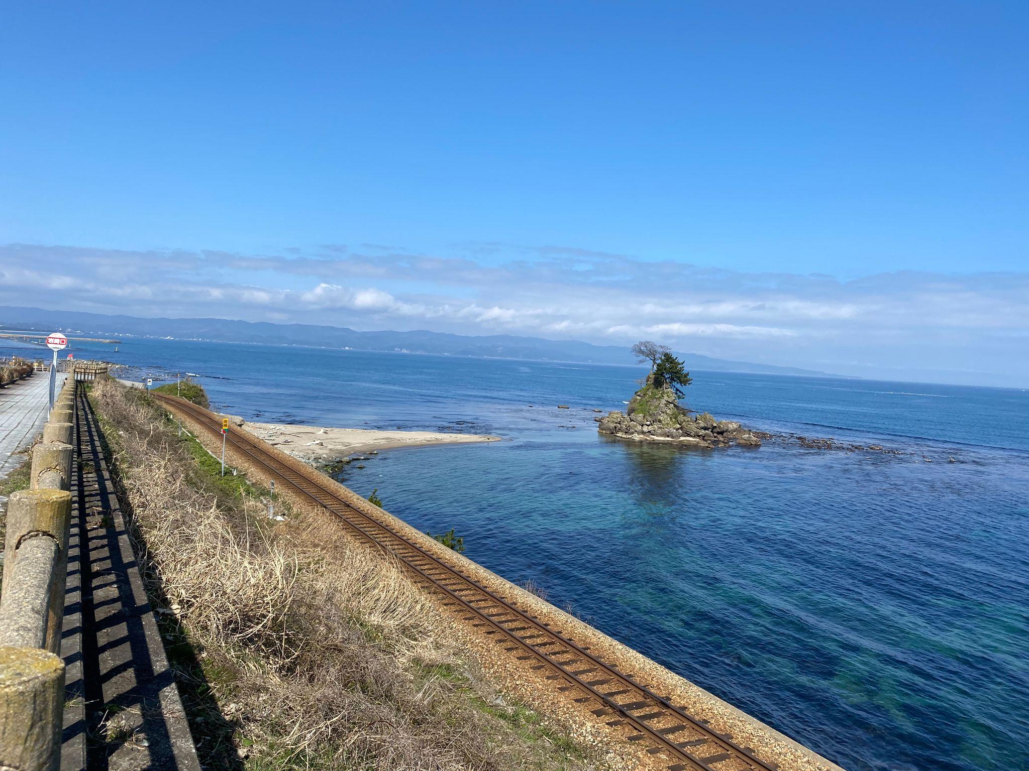 雨晴海岸を通る氷見線の線路