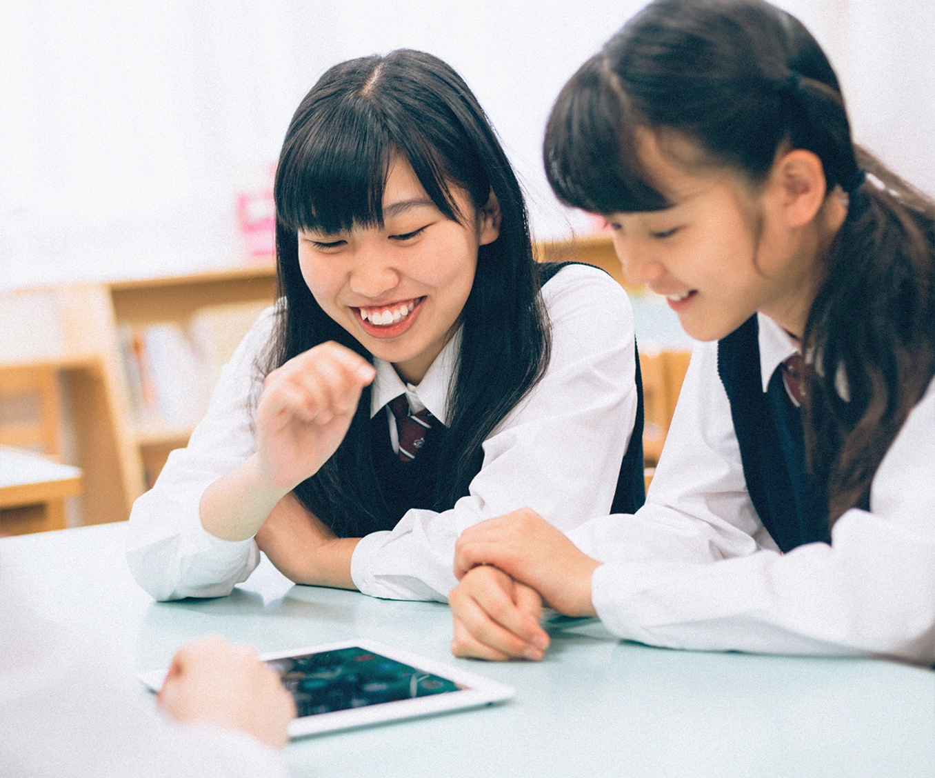 生徒たちがタブレット端末を操作している様子