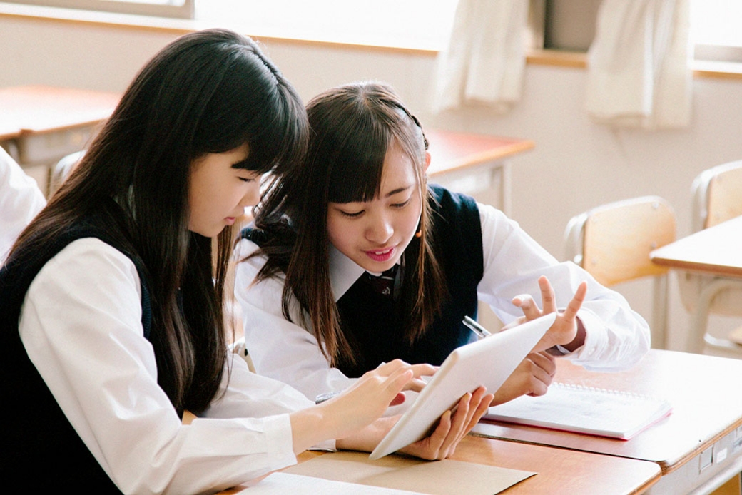 生徒たちがタブレット端末を使っている様子