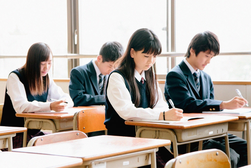生徒たちが学習している様子