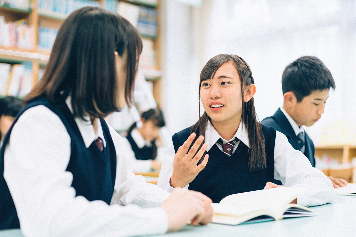 生徒たちが話し合っている様子