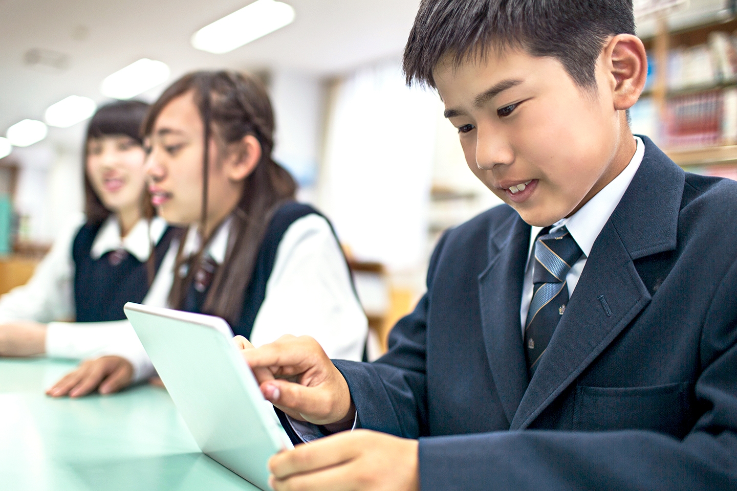 生徒がタブレット端末を操作している様子