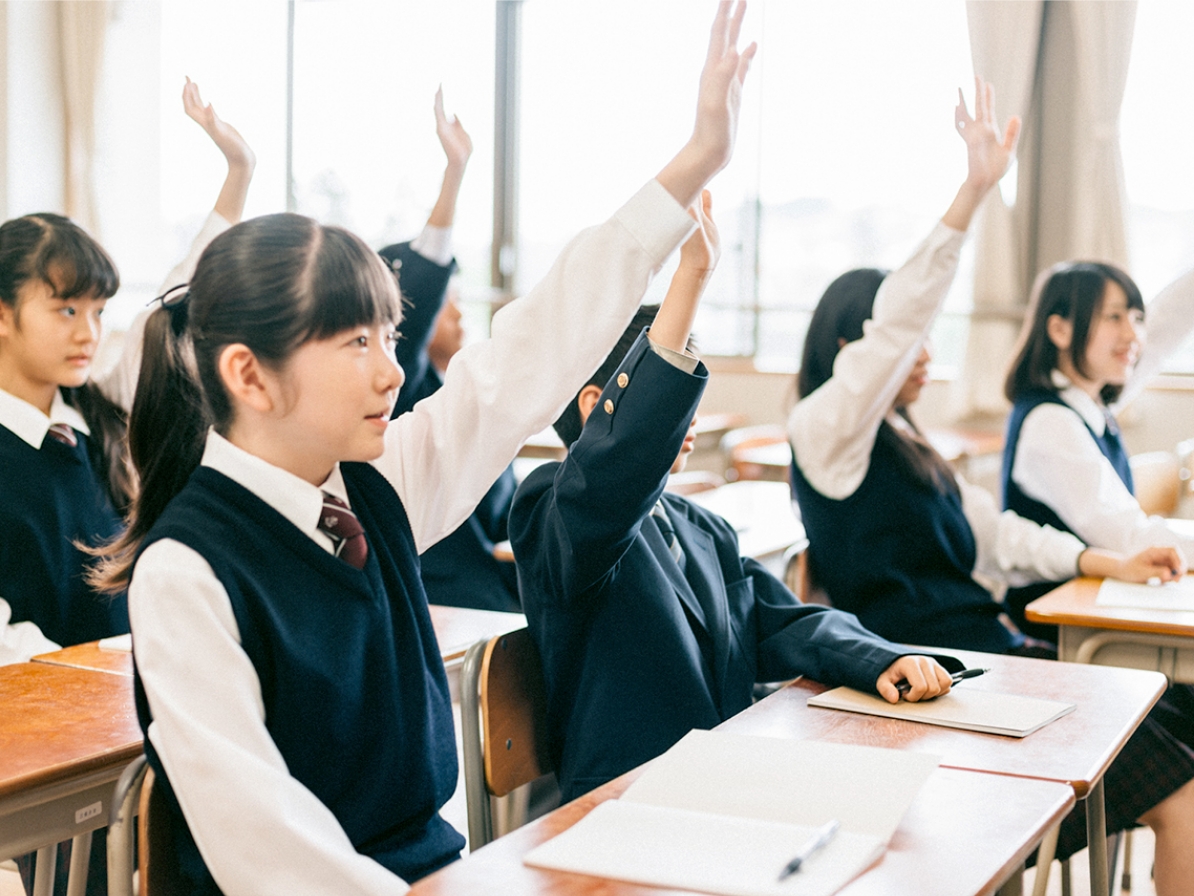 生徒たちが授業で挙手している様子