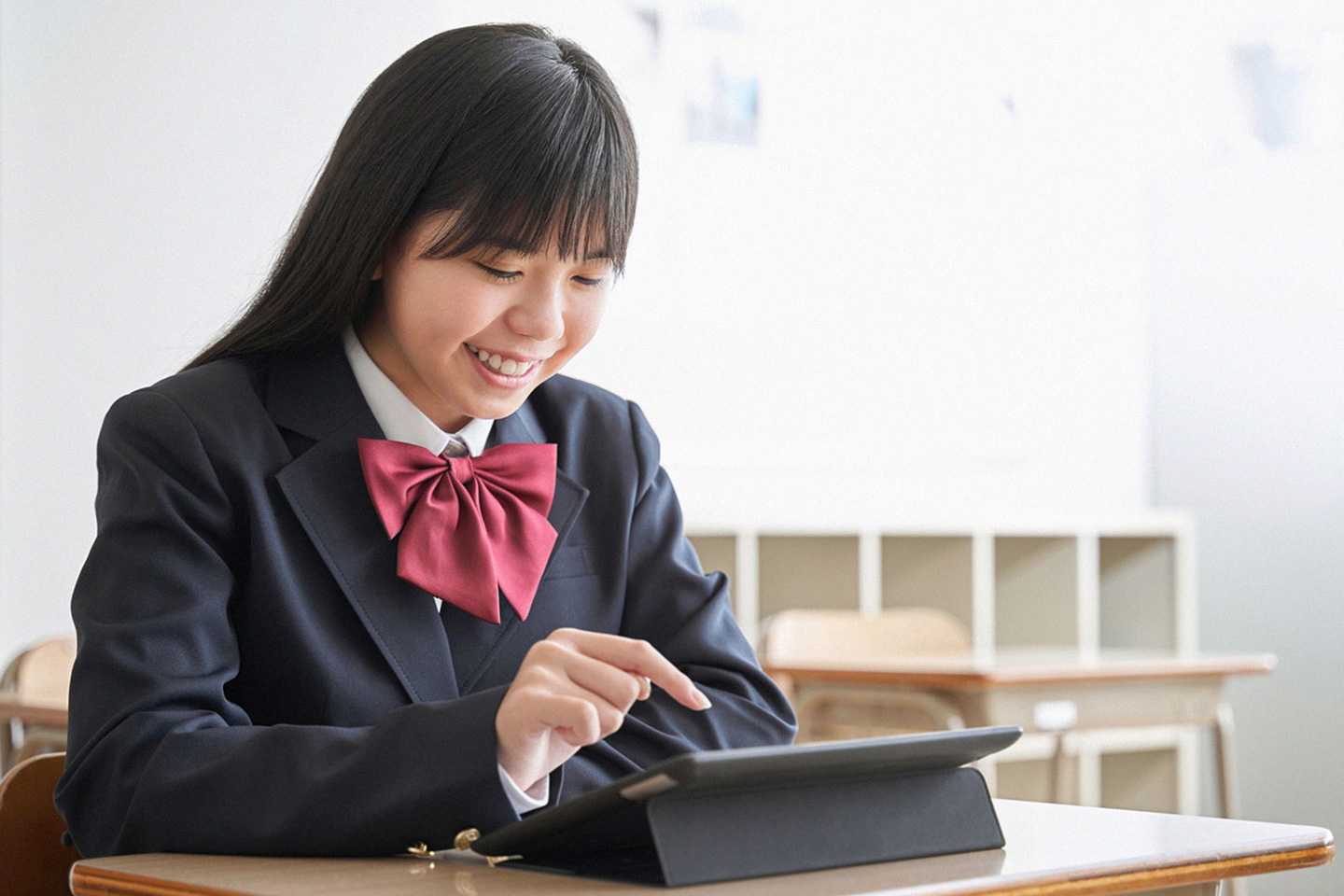 生徒がタブレット端末を操作している様子