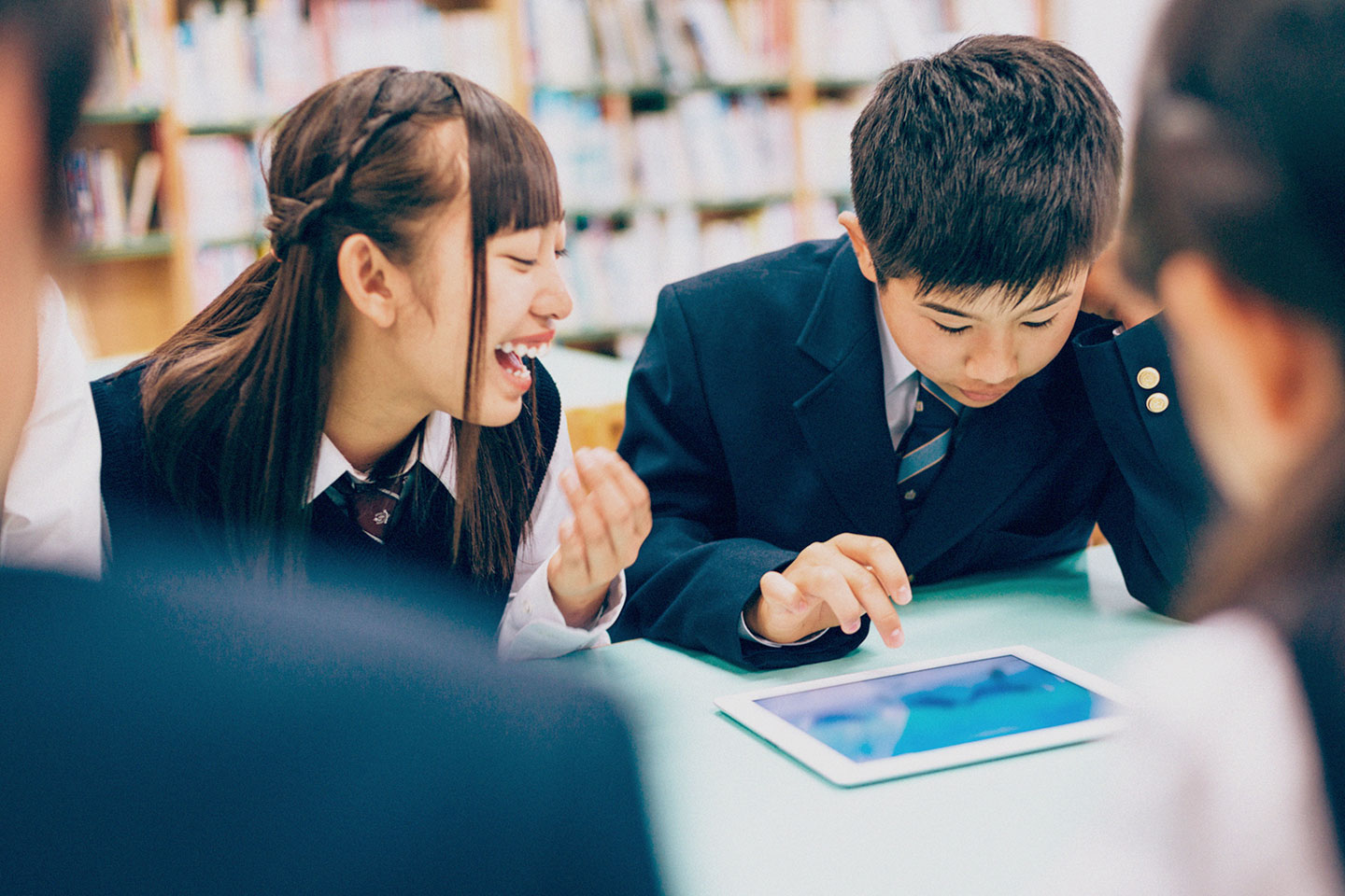 生徒たちがタブレット端末を操作している様子