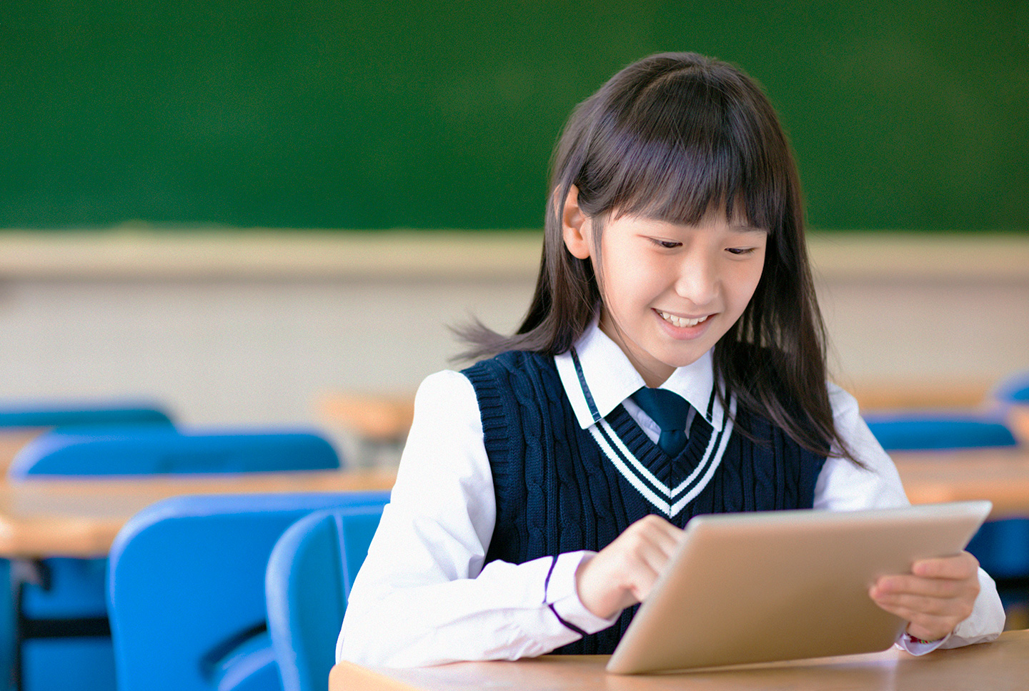 生徒がタブレット端末を操作している様子