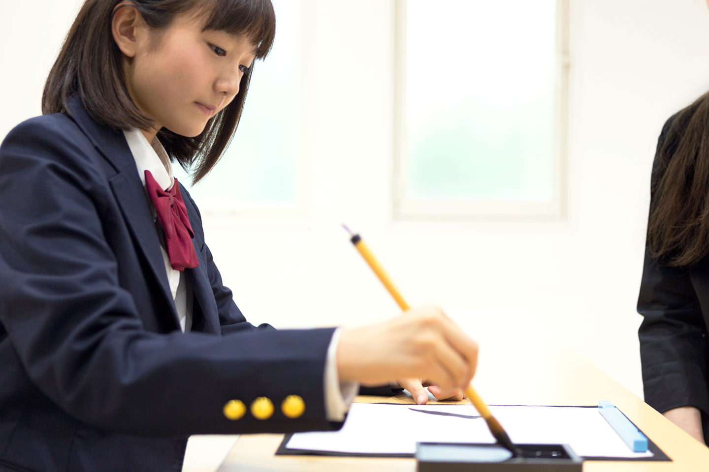 生徒が毛筆をしている様子