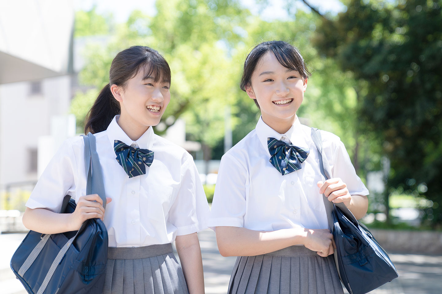 生徒たちが並んで歩いている様子